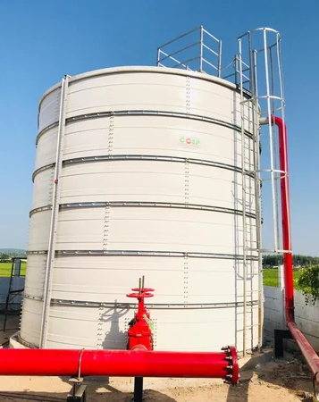 Ingeniero realizando inspección de sistemas contra incendios